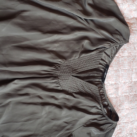 Alice & Trixie gray silk drapey blouse v neck. Small - Picture 2 of 5
